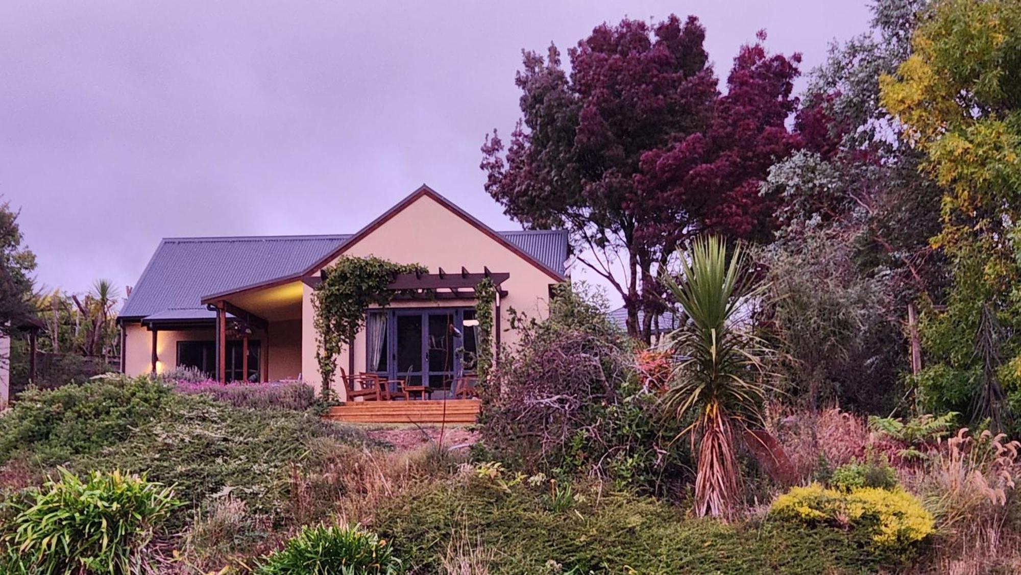 Hotel Boutique Art Retreat à Upper Hutt Extérieur photo